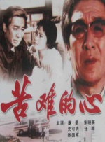 出席活动当天，她身穿破洞牛仔裤一身休闲打扮现身，挽着老公大嘴微笑心情大好，并且大秀手指上的钻戒。