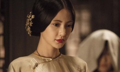》有着巧妙的关联——两部作品不仅有众多重合演员，更都聚焦于“打工人”的生存状态，《长安的荔枝》可视为“古装版《年会不能停！
